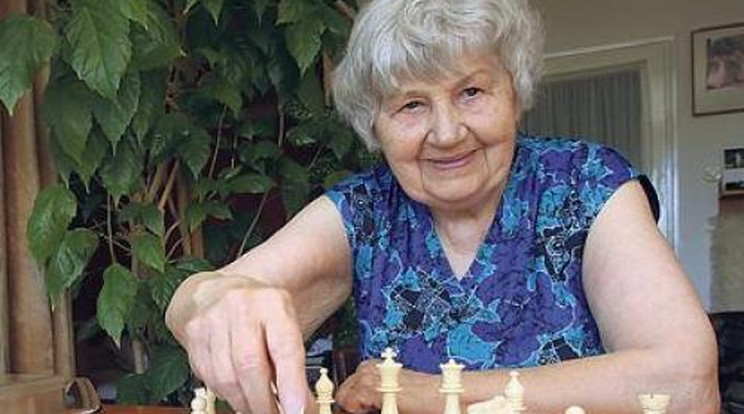 96 éves Sinka Brigitta (Bici néni)